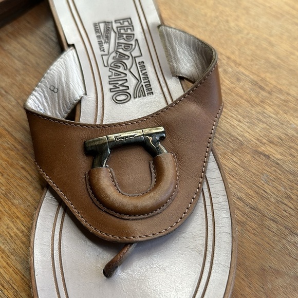 Salvatore Ferragamo tan leather thong sandal slides women’s 6 - Picture 3 of 5